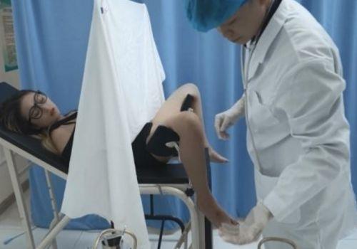 Bác sĩ háu đụ khám vùng kín thiếu nữ trẻ và phá nát lồn non